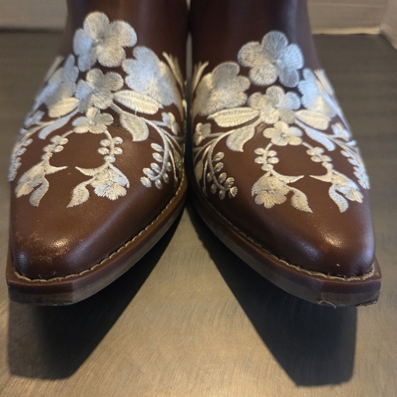 Dingo Take A Bow Embroidered Western Ankle Boots Whiskey Brown Leather Size 10M - Picture 4 of 11